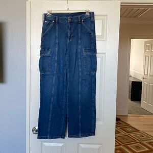 Gap 90’s mid rise cargo jean.